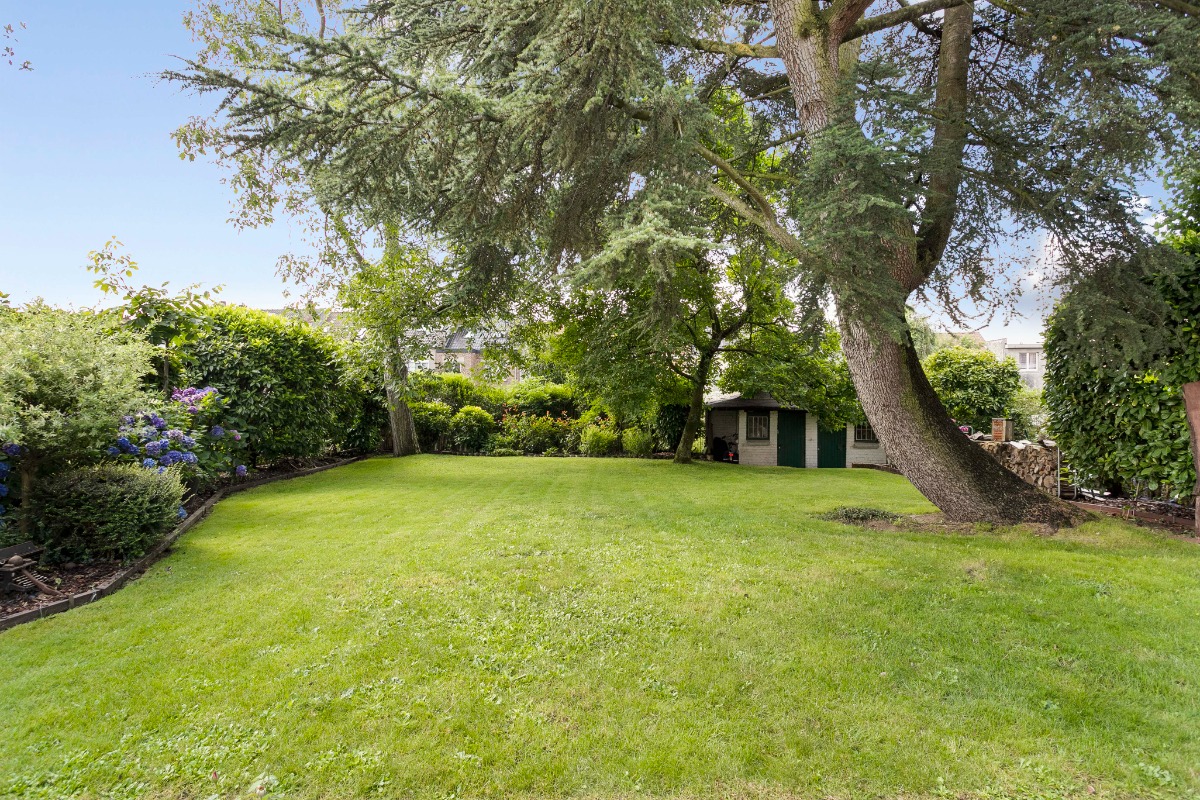 Stijlvol herenhuis met aangename tuin in centrum van Dilbeek € 880 000